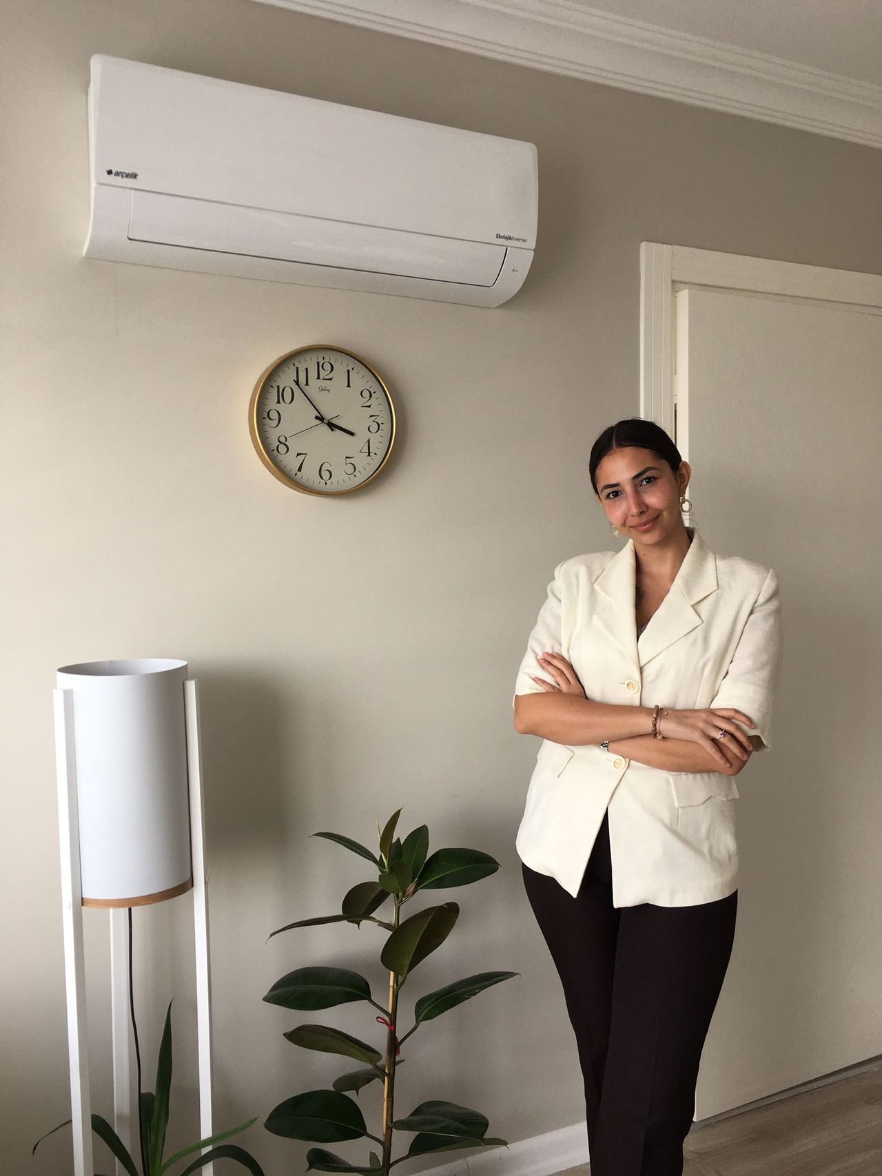 Kl. Psk. Zeynep Özerol, beyaz blazer ceketiyle ayakta