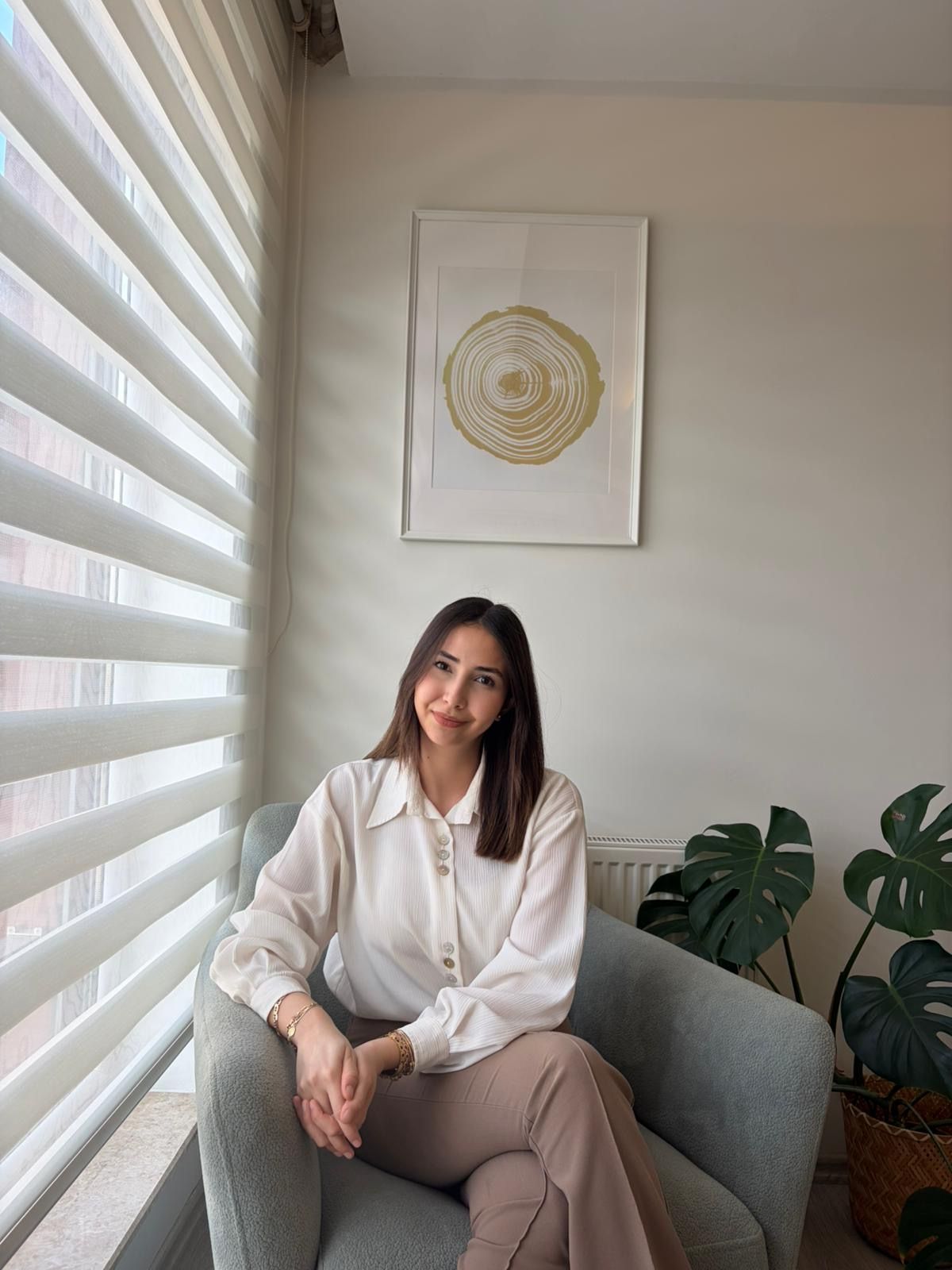 Kl. Psk. Zeynep Özerol, Rosa Psikoloji'de koltukta otururken