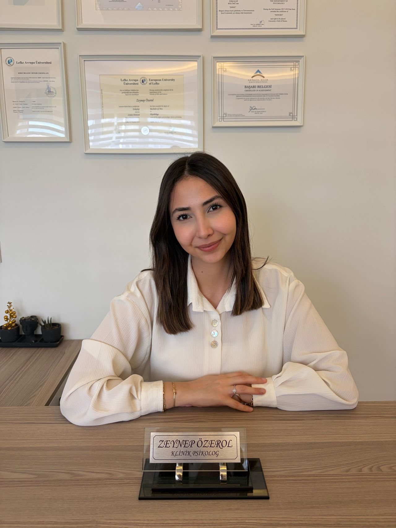 Kl. Psk. Zeynep Özerol, Rosa Psikoloji'deki çalışma masasında